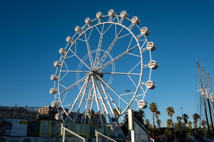 我們被很多的「應該」所束縛，如何找回玩耍的快樂？人生是座遊樂場，屬於你的那一座，獨一無二。