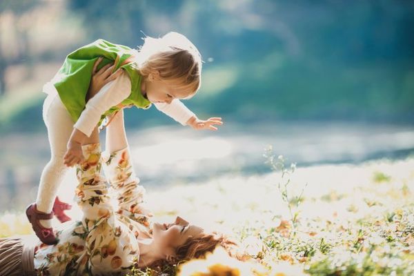 the-mother-and-daughter-lie-on-the-grass_1304-3102.jpg the-mother-and-daughter-lie-on-the-grass_1304-3102.jpg