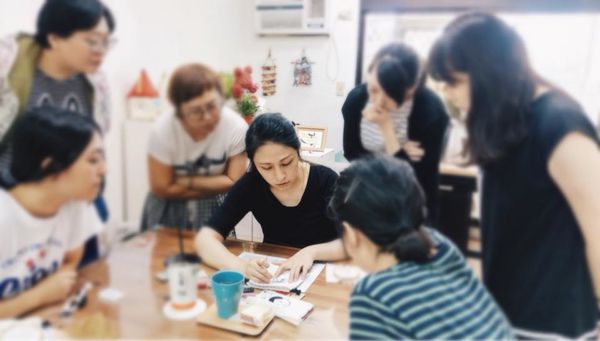 Marie 瑪麗家跟學員們示範刺繡訣竅(取自作者臉書).jpg Marie 瑪麗家跟學員們示範刺繡訣竅(取自作者臉書).jpg